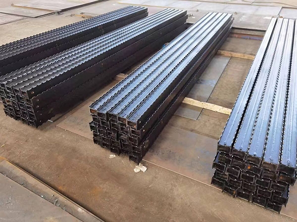 金屬頂梁作為煤礦采煤工作面的重要支護(hù)設(shè)備，其性能特點(diǎn)體現(xiàn)在以下幾個(gè)方面